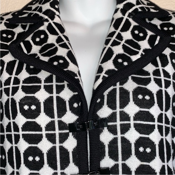 ST JOHN Collection cropped knit jacket, black/white geometric pattern - Picture 7 of 11